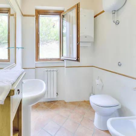 Casa vacanze Gorgeous In With Swimming Pool